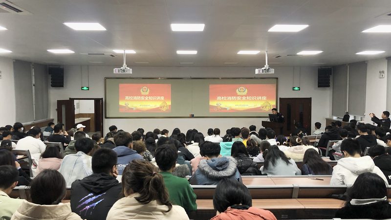 在选择成人高考辅导班时，可以从以下几个方面来参考价格：